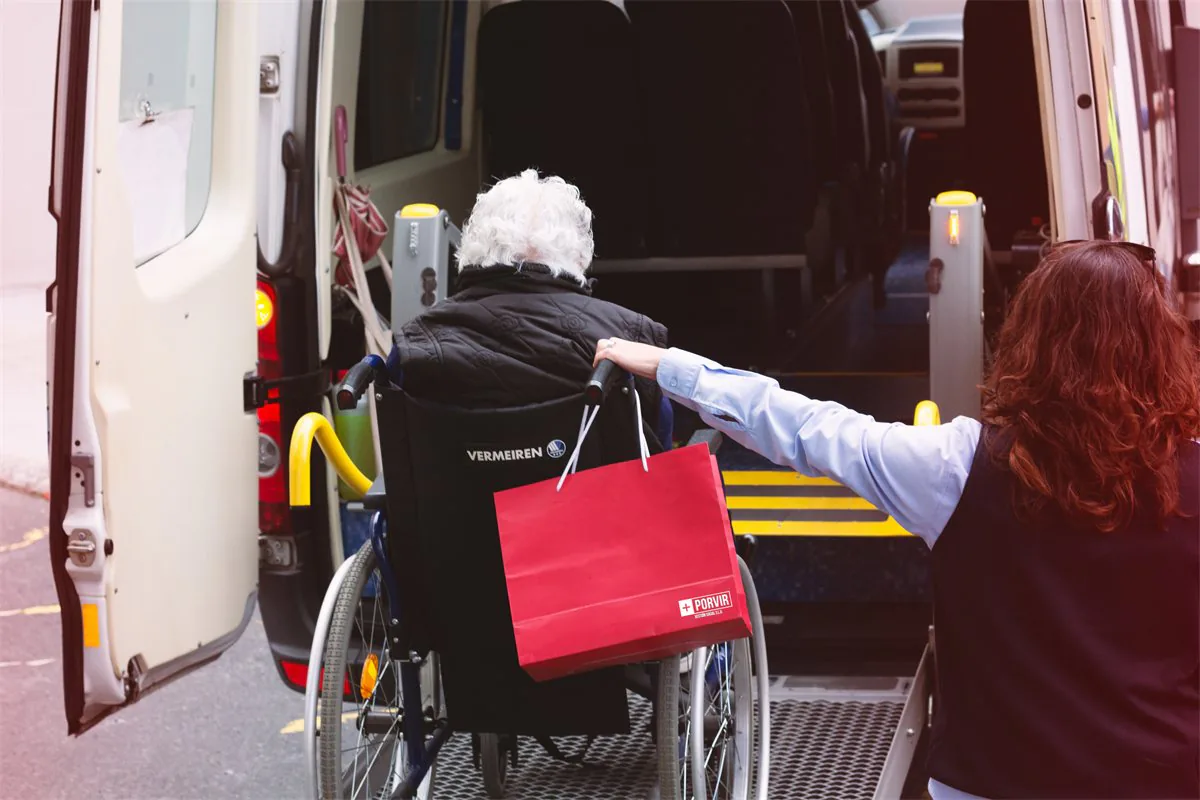 Acompañamiento a una persona usuaria de silla de ruedas en el acceso al transporte adaptado