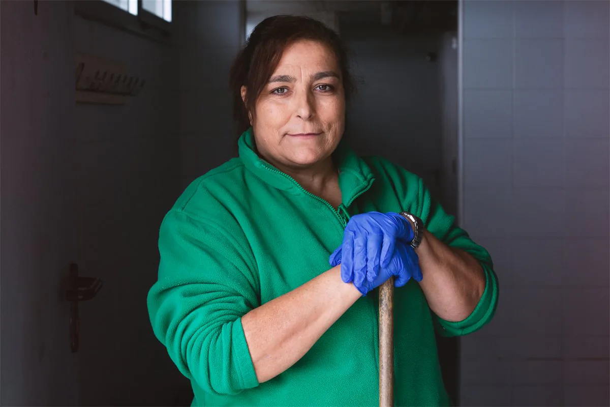 Unha traballadora de Máis Porvir co seu material de limpeza